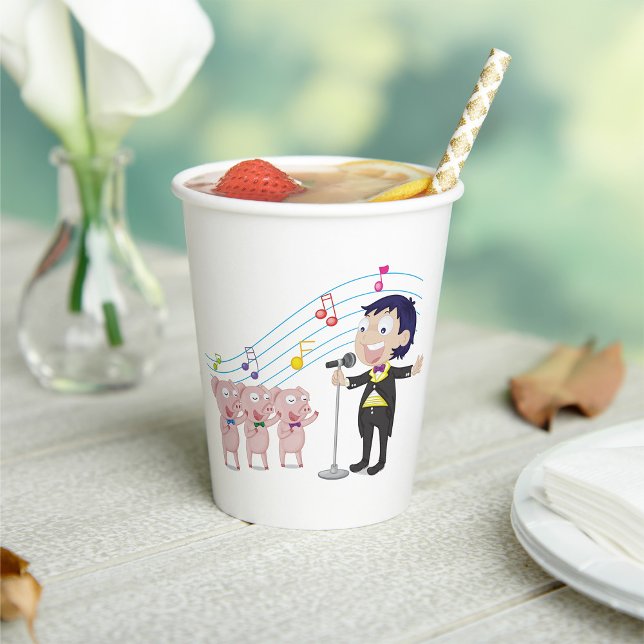 Junge singt mit Drei-Schweine-Chor Pappbecher (Von Creator hochgeladen)