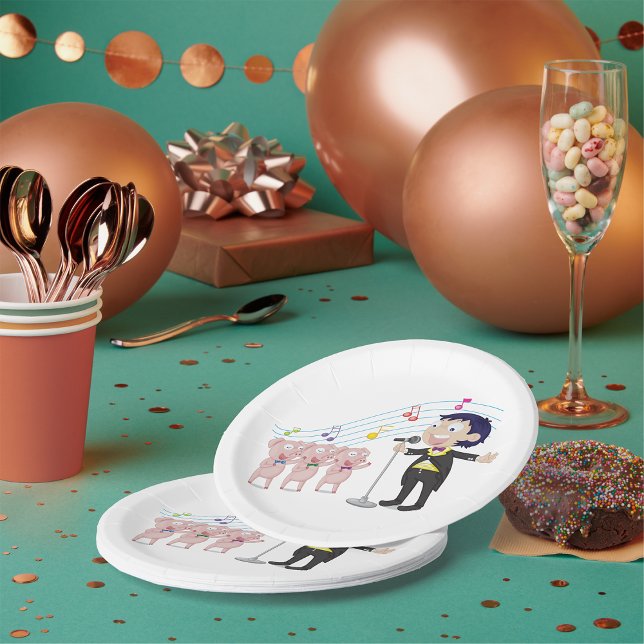 Junge singt mit Drei-Schweine-Chor Pappteller (Von Creator hochgeladen)