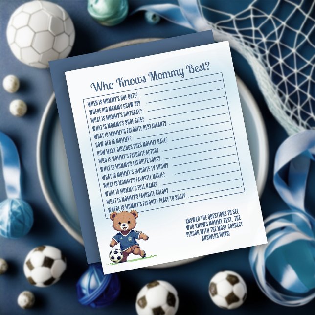 Junge Soccer Babydusche, die Mama das beste Spiel  (Cute Blue Teddy Bear Soccer Player Boy Baby Shower "Who Knows Mommy Best?" Game Card)