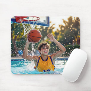 Junge spielt Basketball in einem Schwimmbecken Mousepad