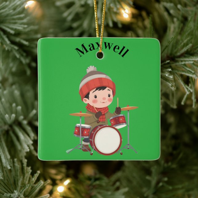 Junge spielt Schlagzeug Weihnachtsfeiertag-Ornamen Keramikornament (Baum)