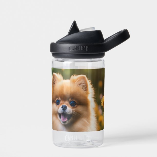 Junge Spitz Welpe im Blume-Feld Trinkflasche (Links)