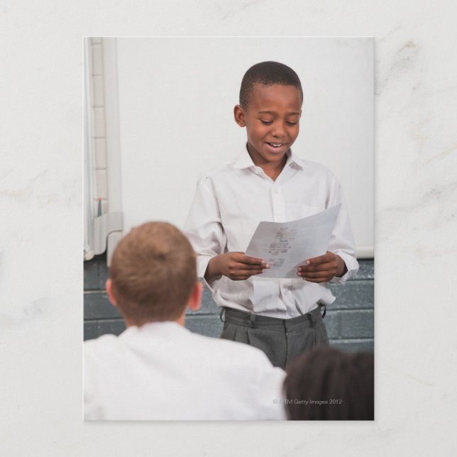 Junge stehend vor der Klasse Lesen in 2 Postkarte (Vorderseite)