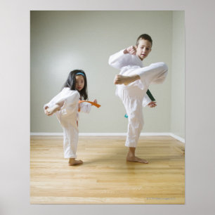 Junge und Mädchen (4-9) übendes Taekwondo tritt Poster