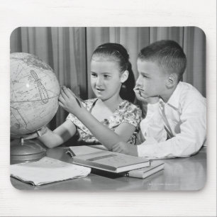 Junge und Mädchen betrachten einen Globus Mousepad