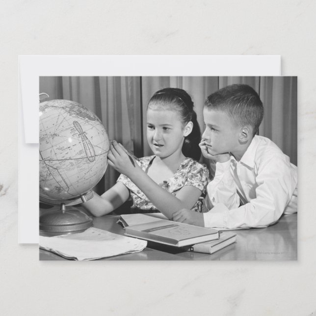 Junge und Mädchen sehen Globe (Vorderseite)