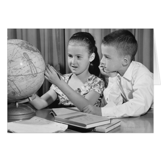 Junge und Mädchen sehen Globe (Vorderseite (Horizontal))