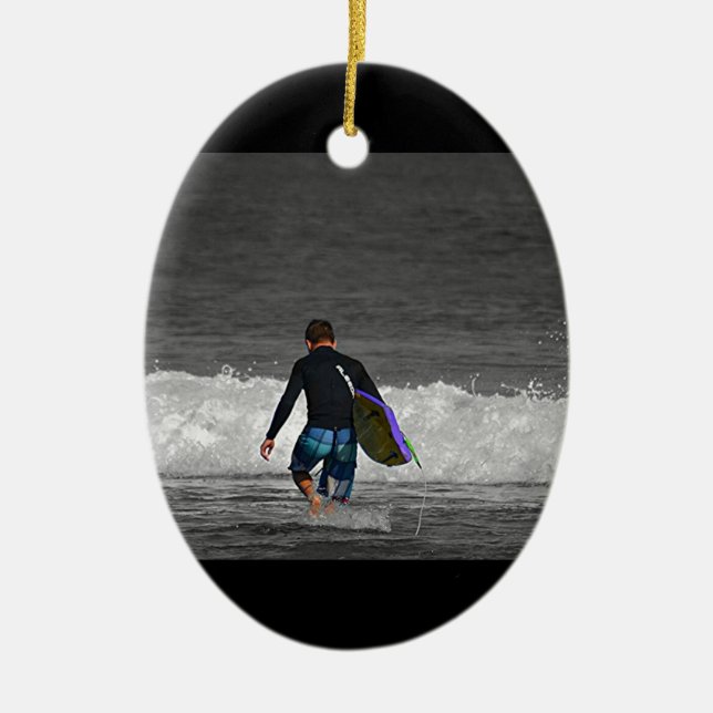 JUNGE UND SEIN BOOGIE-BRETT KERAMIKORNAMENT (Vorne)