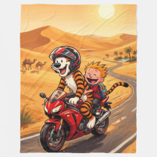 Junge und Tiger fahren mit dem Motorrad durch die Fleecedecke