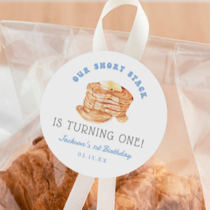 Junge, unser Kurzer Stapel macht einen Geburtstag Runder Aufkleber