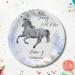 Junge wild und frei galoppierend Appaloosa Geburts Pappteller<br><div class="desc">Junge wilde und freie galoppierende Appaloosa Geburtstagsparty maßgeschneiderte Teller,  mit staubblauen Blumen,  für Mädchen,  die Pferde Liebe,  Pferde zum Geburtstag.</div>