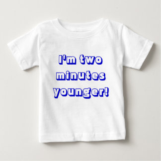 Junge Zwilling... Ich bin zwei Minuten jünger! Baby T-shirt