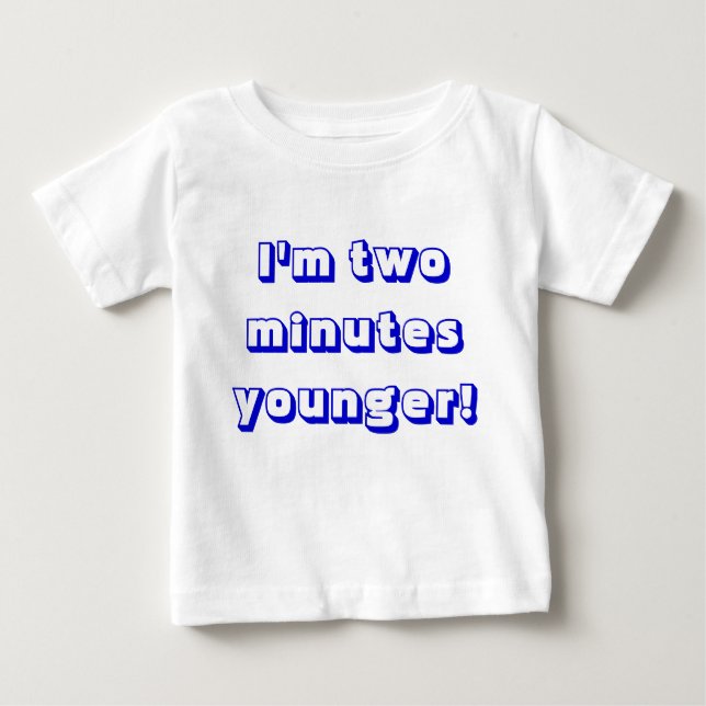 Junge Zwilling... Ich bin zwei Minuten jünger! Baby T-shirt (Vorderseite)