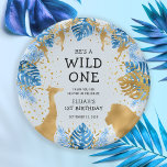 Jungen 1. Geburtstag Party Blue Jungle Safari Pappteller<br><div class="desc">Diese Teller zum ersten Geburtstag eines Jungelsafari-Jungen mit dem Motto "Wild One" zeigen Goldfolien-Tiere (Giraffe,  Löwen und Affen),  Gold und Blauer Dschungel sowie eine Sprinklerei Goldkonfetti auf blassblauem Hintergrund. Fügen Sie den Namen des Geburtstagsjungen und anderen Text in schwarz hinzu.</div>