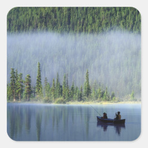 Jungen angeln am Waterfowl Lake, Banff National Quadratischer Aufkleber