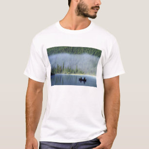 Jungen angeln am Waterfowl Lake, Banff National T-Shirt