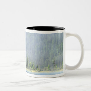 Jungen angeln am Waterfowl Lake, Banff National Zweifarbige Tasse