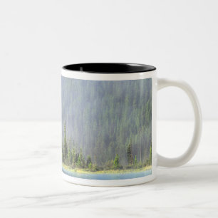 Jungen angeln von Kanu mit Nebel im Zweifarbige Tasse