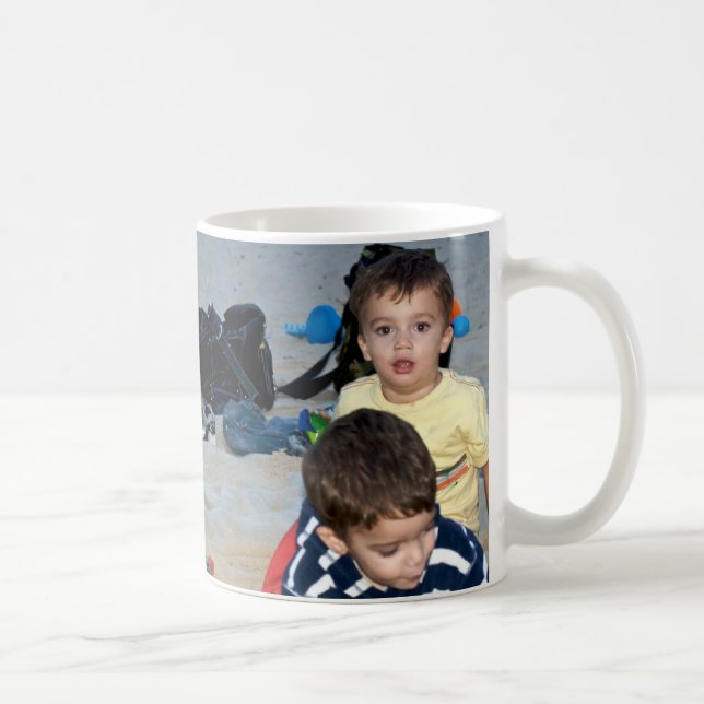 Jungen auf dem Strand Kaffeetasse (Rechts)