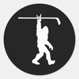 Jungen Bigfoot Hockey Lustig Sasquatch Rock And Ro Runder Aufkleber