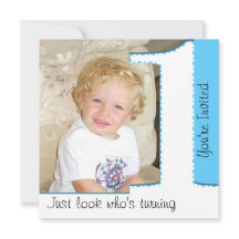 Jungen-Blick, der 1 Geburtstags-Einladung dreht