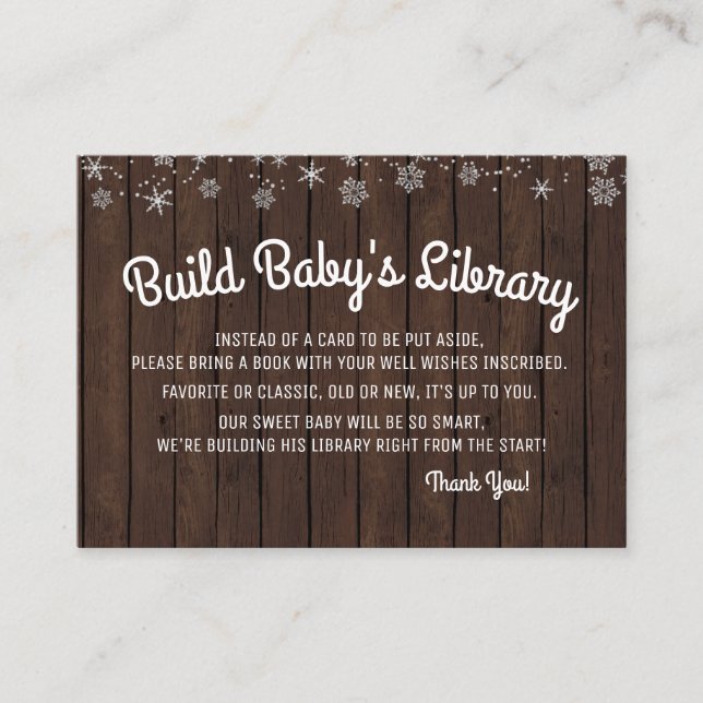 Jungen bringen eine Buchkarte Rustikale Holzschnee Begleitkarte (Vorderseite)