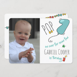 Jungen-bunte Hand gezeichneter erster Einladung