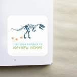 Jungen Cool T-Rex Dinosaurier Kinder Buchzeichen Quadratischer Aufkleber<br><div class="desc">Das Design dieses coolen Jungen "dieses Buch gehört" Buchzeichen-Aufklebers zeigt ein marineblau-blaues t-Rex-Dinosaurier-Fossil und hat Platz für Sie,  Ihren Kindernamen in einer schönen Typografie hinzuzufügen. Perfekt für den Rücken Ihres Kindes in die Schulausstattung. Karo aus der Erholung unserer Kollektion für andere niedliche Kinderartikel.</div>