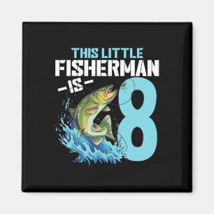 Jungen, die das Shirt zum Geburtstag im 8-jährigen Magnet