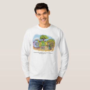 Jungen, die durch langärmeliges Shirt gestoppt we