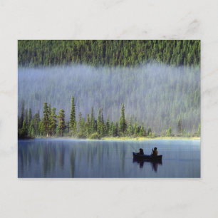 Jungen, die mit Nebel aus dem Kanu fischen Postkarte