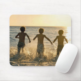 Jungen laufen ins Meer Mousepad