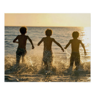 Jungen laufen ins Meer Poster