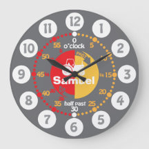 Jungen lernen, die Uhr der grauen Traktoruhr zu er