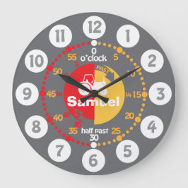 Jungen lernen, die Uhr der grauen Traktoruhr zu er