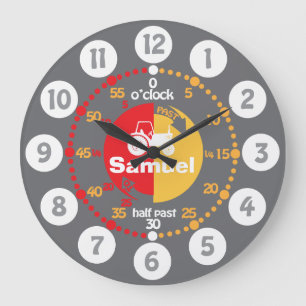 Jungen lernen, die Uhr der grauen Traktoruhr zu er