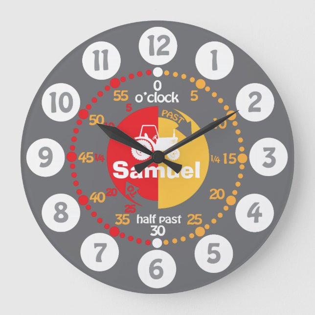 Jungen lernen, die Uhr der grauen Traktoruhr zu er (Vorderseite)