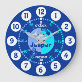 Jungen lernen, die Zeit der blauen Hai-Uhr zu erzä Große Wanduhr