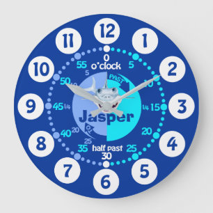 Jungen lernen, die Zeit der blauen Hai-Uhr zu erzä Große Wanduhr