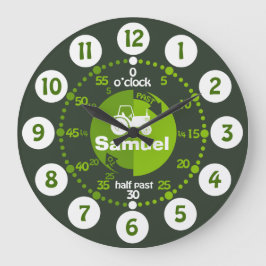 Jungen lernen, die Zeit der grünen Traktoruhr zu e Große Wanduhr