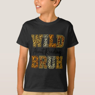 Jungen lustiges wildes Tier über das Lesen von Bru T-Shirt