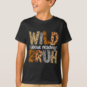 Jungen lustiges wildes Tier über das Lesen von Bru T-Shirt