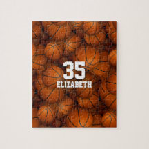 Jungen mit personalisiertem Basketballspiel