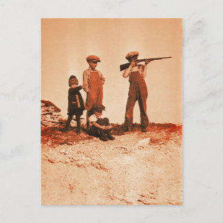 Jungen mit Vintagem Foto mit Rifle Postkarte