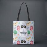 Jungen Niedliche blaue Farm Tiertrampel Kinder<br><div class="desc">Diese niedliche und moderne Kindertottasche ist mit einem Bauerntier-Cartoon-Muster ausgestattet,  mit einem blauen Traktor,  Stall,  Schweine,  Pferde,  Hühner,  Kaninchen und Blume,  und kann mit Ihrem Jungen Namen und Monogramm personalisiert werden. Das perfekte Geschenk zum Thema Landwirtschaft für Ihr Kind oder Kleinkind.</div>