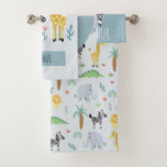 Jungen Niedliche Jungle Safari Tiere Zebra & Name  Badhandtuch Set<br><div class="desc">Dieses niedliche und trendige Set mit mit Monogramm Badetuch- ist mit einem afrikanischen Safari-Tiermuster ausgestattet,  mit einem Löwen,  Zebra,  Giraffe,  Elefanten,  Krokodilen und Pflanze,  und kann mit Ihrem Jungennamen und Initial personalisiert werden. Das perfekte Safari Dschungelgeschenk für Ihr Baby,  Kleinkind oder Kind!</div>