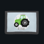 Jungen Niedlicher grüner Zuchttraktor mit Namen Ki Tri-fold Geldbeutel<br><div class="desc">Dieses coole und niedliche Design verfügt über einen grünen Traktor-Cartoon und kann mit dem Namen Ihres Jungen personalisiert werden. Perfekt als junger Bauer oder Traktorfreund als erstes Portemonnaie! Karo in unserem Shop für andere einzigartige Designs.</div>
