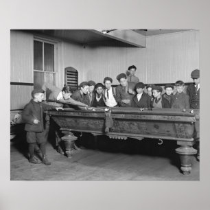 Jungen spielen Billard, 1909. Altes Foto Poster
