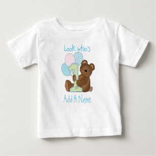 Jungen tragen Blick, der 1 Geburtstags-T-Shirt ist Baby T-shirt