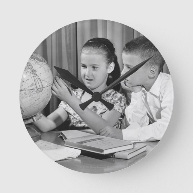Jungen-und Mädchen-Betrachtungs-Kugel Runde Wanduhr (Vorderseite)